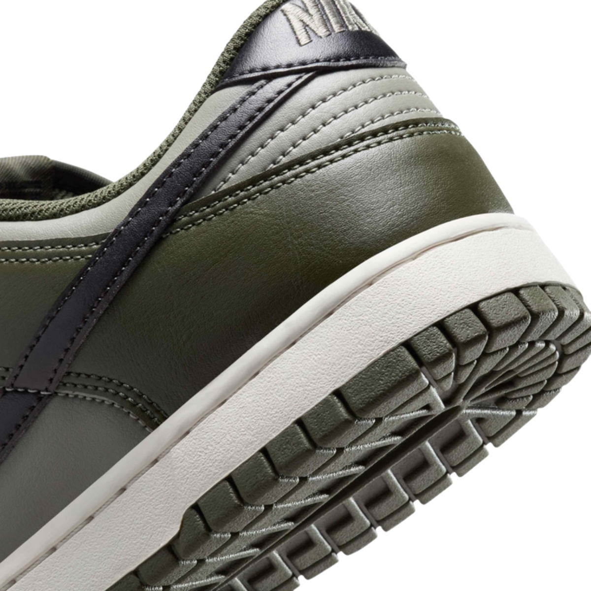 NIKE DUNK LOW RETRO BTTYS